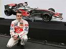 Fernando Alonso vor dem neuen Silberpfeil.
