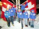Das Schweizer Ski Team posiert zusammen mit Marco Büchel.