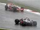 Lewis Hamilton fährt am Unfallwagen von Fernando Alonso vorbei.
