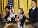 Obama übergibt die Auszeichnung an Magodonga Mahlangu.