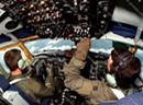 Piloten im Inneren eines Tankflugzeugs.