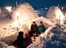 Die Teilnehmer des Iglu-Festivals können im selbstgebauten Schneehaus übernachten.