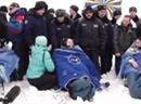 Die Astronauten nach ihrer Landung in der verschneiten Steppe Kasachstans.