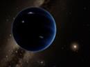 Entfernte Ansicht von Planet 9 Richtung Sonne. Es wird angenommen, dass das Objekt gasförmig ist, ähnlich wie bei Uranus oder Neptun. Blitze durchzucken die Nachtseite des Planeten. (Illustration)