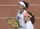 Martina Hingis und Sania Mirza unteragen Barbora Krejcikova und Katerina Siniakova mit 3:6 und 2:6.