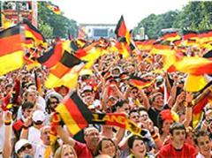 Deutsche Fans im Freudenjubel am Brandenburger Tor. Aber nicht nur an den Spielen herrscht hier eine gute Stimmung.