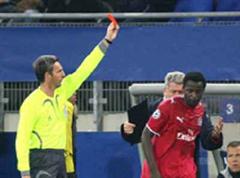 Atouba erhält nach dem «Stinkfinger» die Rote Karte.