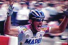 Stefano Zanini durchfährt mit erhobenen Armen das Ziel der letzten Tour-Etappe in Paris.