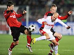 Leverkusens Pirmin Schwegler und Nemanja Vucicevic gegen Kölns Michal Kadlec.