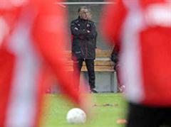 Bloss nicht verlieren: Trainer Ottmar Hitzfeld während des Trainings im Regen.
