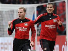Jubel nach dem 1:1 von Leverkusens Torschützen Michael Kadlec und Eren Derdiyok.