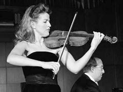 Die Geigerin Anne-Sophie Mutter wurde von Herbert von Karajan entdeckt.