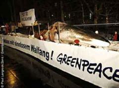 Greenpeace-Aktivisten protestieren vor der japanischen Botschaft in Berlin.