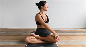 Kurzen Yoga-Sequenzen sind ideal, um zwischendurch eine Pause zu machen und den Stresspegel merklich zu senken.