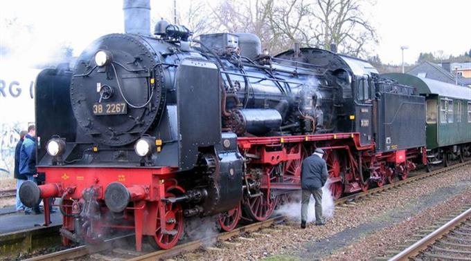 Am Donnerstag verkehrte der erste Personenzug seit 1981 von Realp im Kanton Uri bis Oberwald im Wallis, und dies erst noch mit Dampflokomotiven.