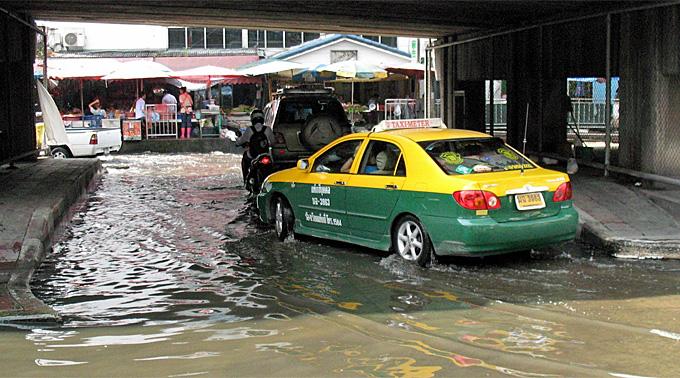 Das Hochwasser in Bangkok behindert das alltägliche Leben.