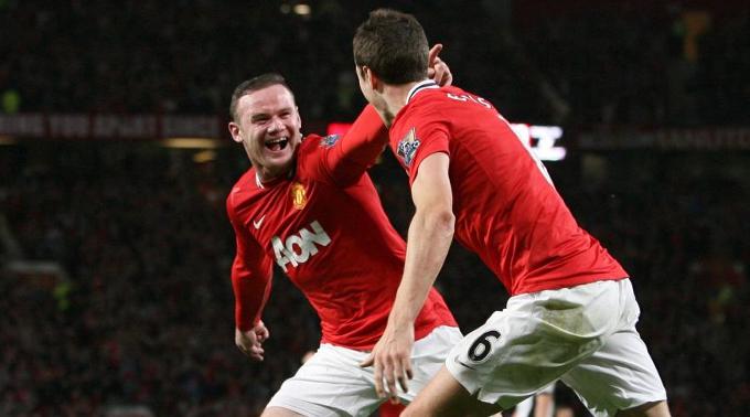 Wayne Rooney (l.) und Jonny Evans im Freudenrausch.