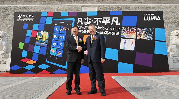 Nokia-Konzernchef Stephen Elop und der Vorsitzende der China Telecom Wang Xiaochu.