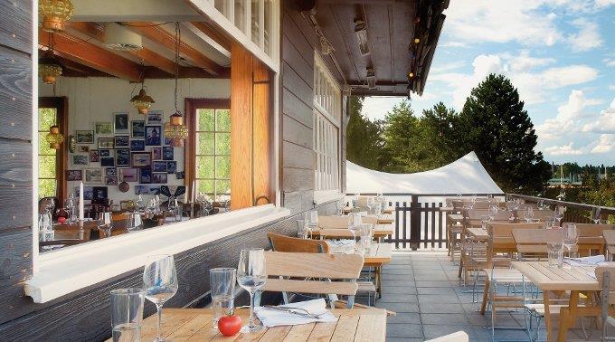 Einen Imbiss mit einer Auswahl an frisch zubereiteten Speisen bietet der Campingkiosk auf dem Zeltplatz in Wollishofen.