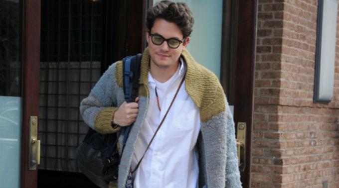 John Mayer wurde heute lächelnd gesichtet, obwohl er und Katy Perry sich gerade erst getrennt haben sollen.
