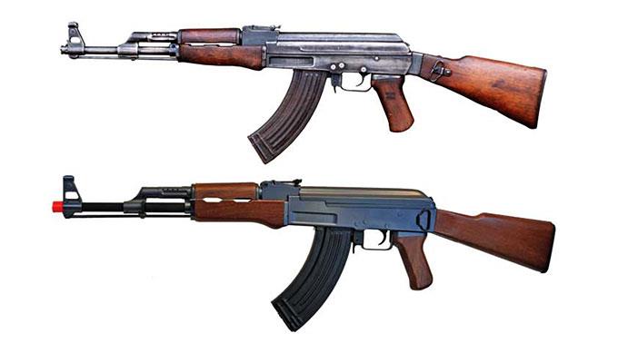 Oben eine echte AK-47 «Kalaschnikow», unten das Gewehr in der Airsoft-Ausführung.