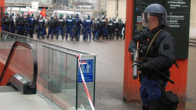 Polizist mit Tränengas im Anschlag: Wenn in der Schweiz, für den «Service Public» kein Thema.
