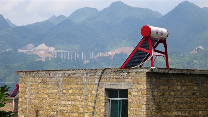 Solaranlage für die Warmwasser-Erzeugung im ländlichen China: 10 Milliarden von der Zentralregierung dafür aufgeworfen.