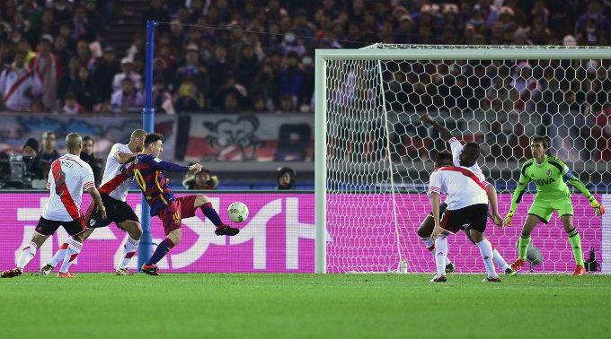 Lionel Messi (Barcelona) erzielt das Tor zum 1:0.