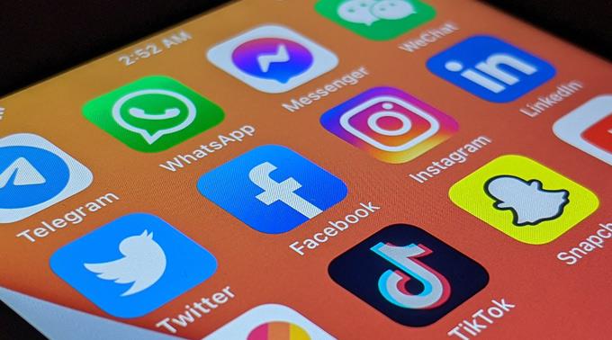 Soziale Medienplattformen liefern einen konstanten und unvorhersehbaren Strom an sozialem Feedback in Form von Likes, Kommentaren, Benachrichtigungen und Nachrichten.