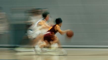 Technisches Können bei schnellen Bewegungsabläufen und Lichtverhältnissen ist die Grundlage in der Sportfotografie.