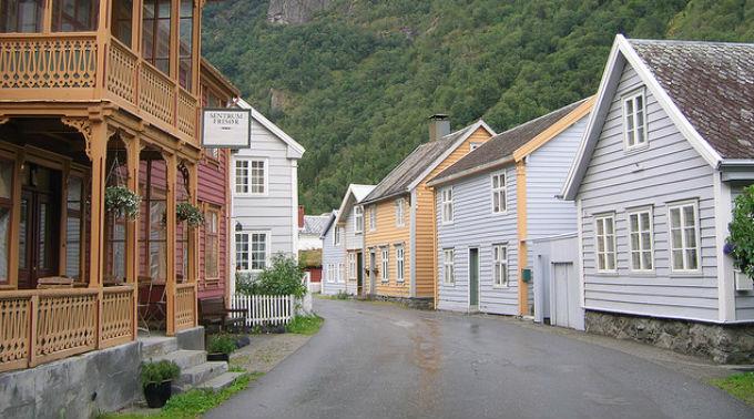 Lærdalsøyri ist für seine historischen Holzhäuser bekannt.